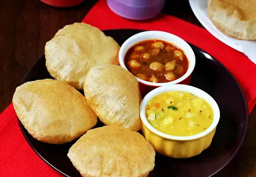 Poori Bhaji With Raita And Papad