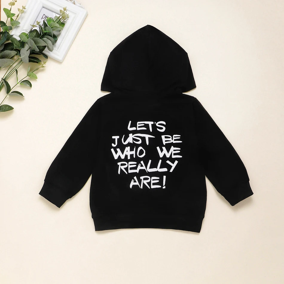 Sweat à capuche noir à manches longues pour garçons et filles avec lettres, un haut confortable et stylé pour enfants, parfait pour toutes les saisons.