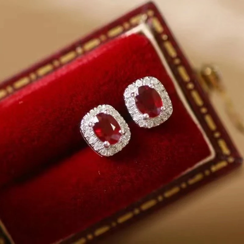 Brincos de ouro com rubis naturais e diamantes, cor vermelho sangue de pombo. Joia luxuosa e elegante para mulheres.
