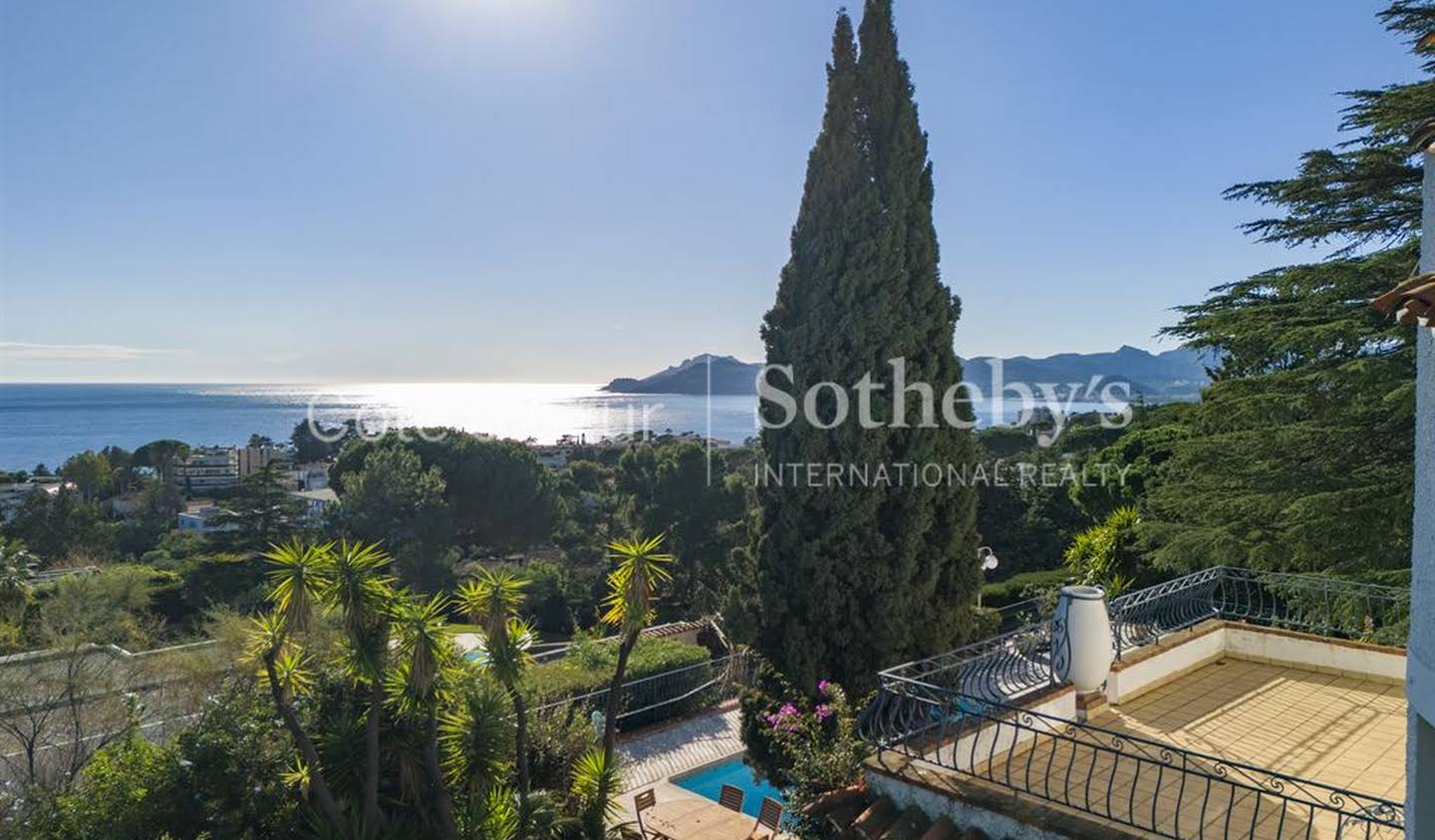 House with pool and garden Cannes