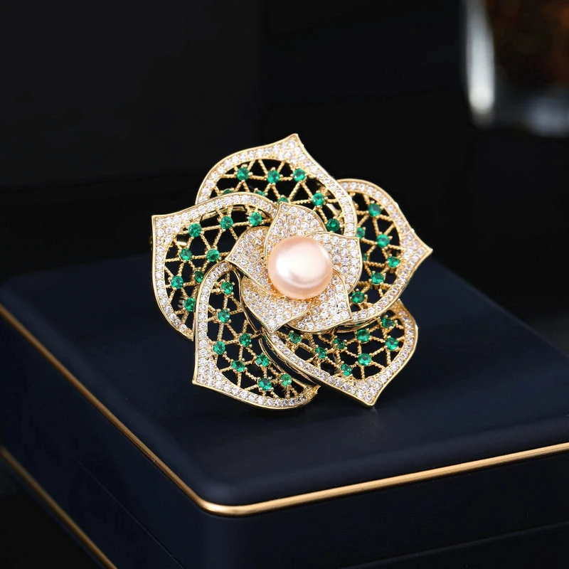 Natürliche Süßwasserperlen Zirkonien eingelegte hohle Blumenbrosche, ein stilvolles Accessoire für besondere Anlässe.
