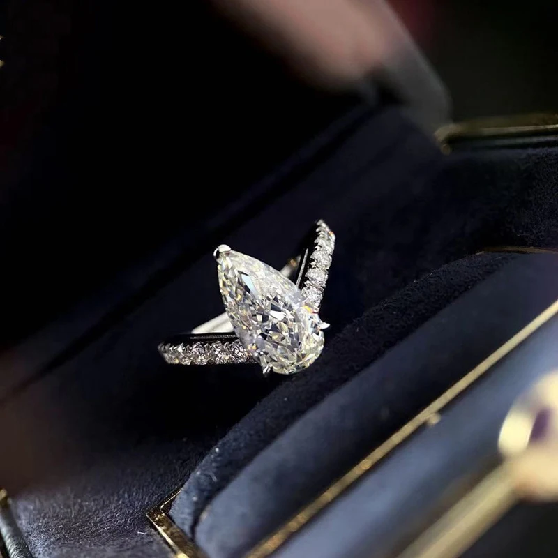 Bague design spéciale avec goutte d'eau étincelante en forme de poire, idéale pour ajouter une touche de raffinement à votre style.