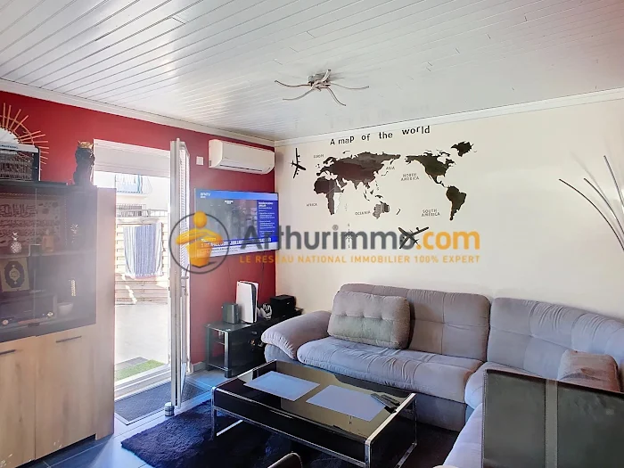 Salon avec carte du monde murale. Maison à vendre à Perpignan (168000 € - 110 m²) 5
