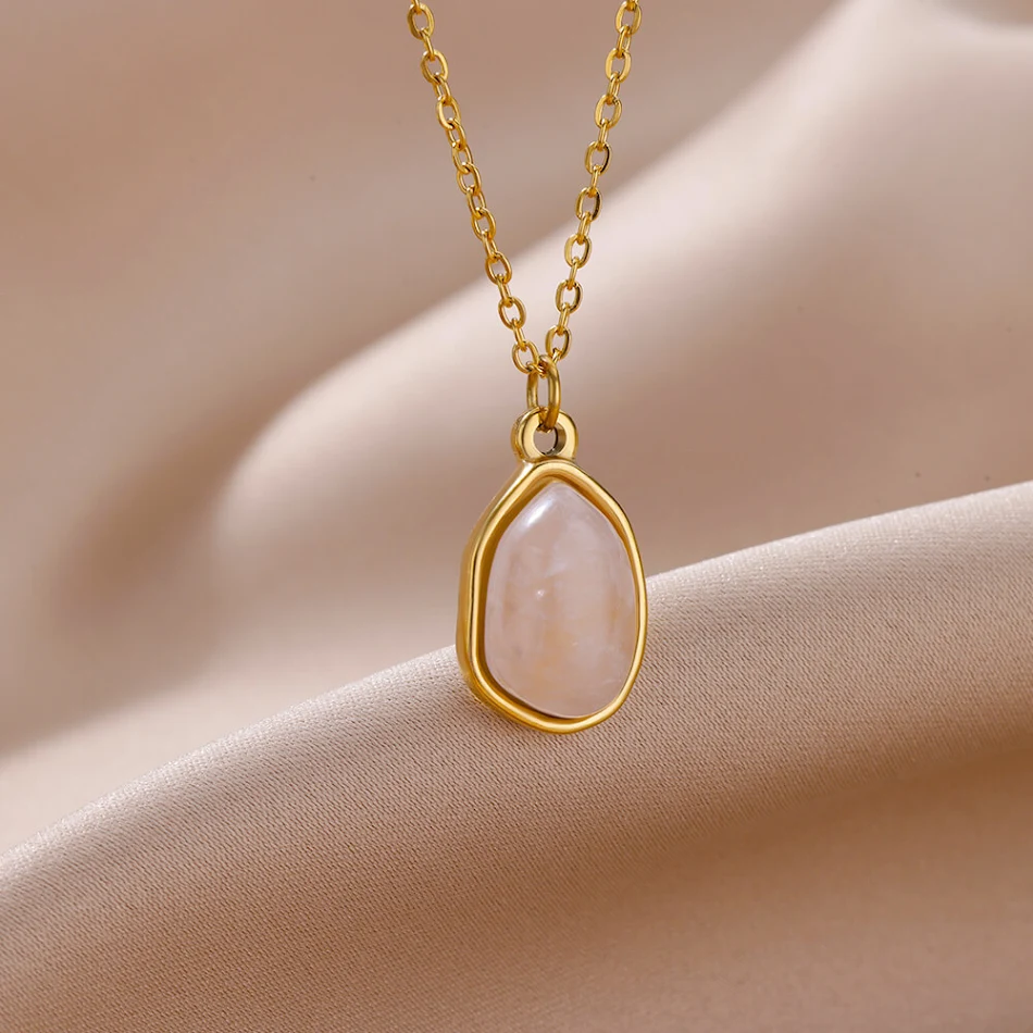 Collier pendentif géométrique vert irrégulier pour femme, chaîne de clavicule. Un bijou tendance pour sublimer votre décolleté avec style.