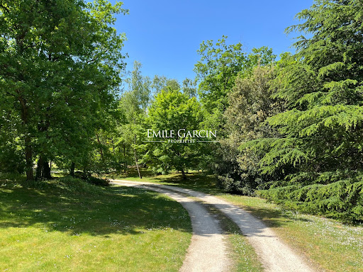 Propriété avec piscine et jardin 4