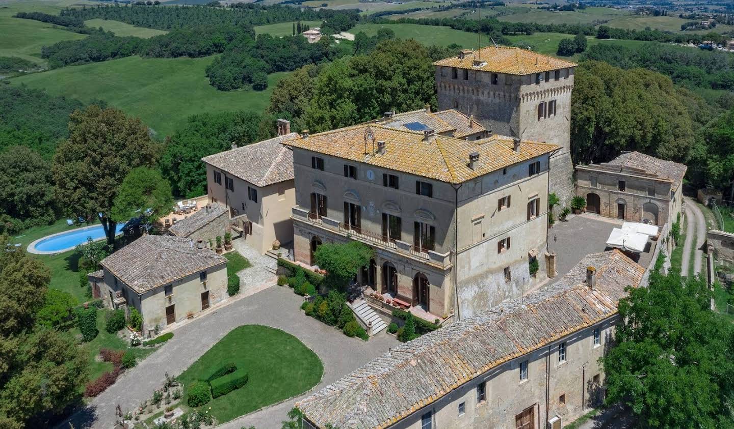 House with pool Castel del Piano