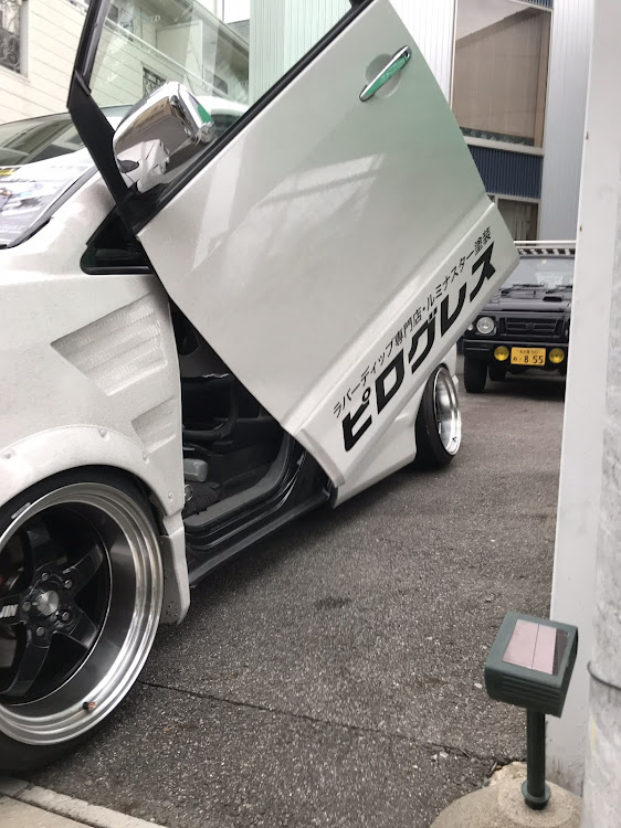 ヴォクシーのピログレス・グリーンクラフト・ルミナスター塗料・車人あきに関するカスタム事例の投稿画像4枚目