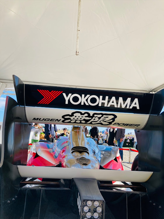 ヴェゼルの愛車の一番好きな角度・無限MUGEN・ステッカー・エアバルブキャップ交換に関するカスタム事例の投稿画像8枚目