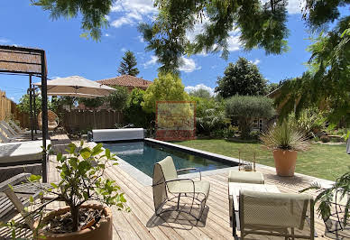 Maison avec piscine et terrasse 1