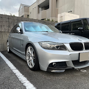 320i