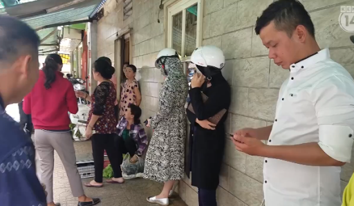 Khách mua hàng đứng la liệt để chờ mua cua của dì Ba.