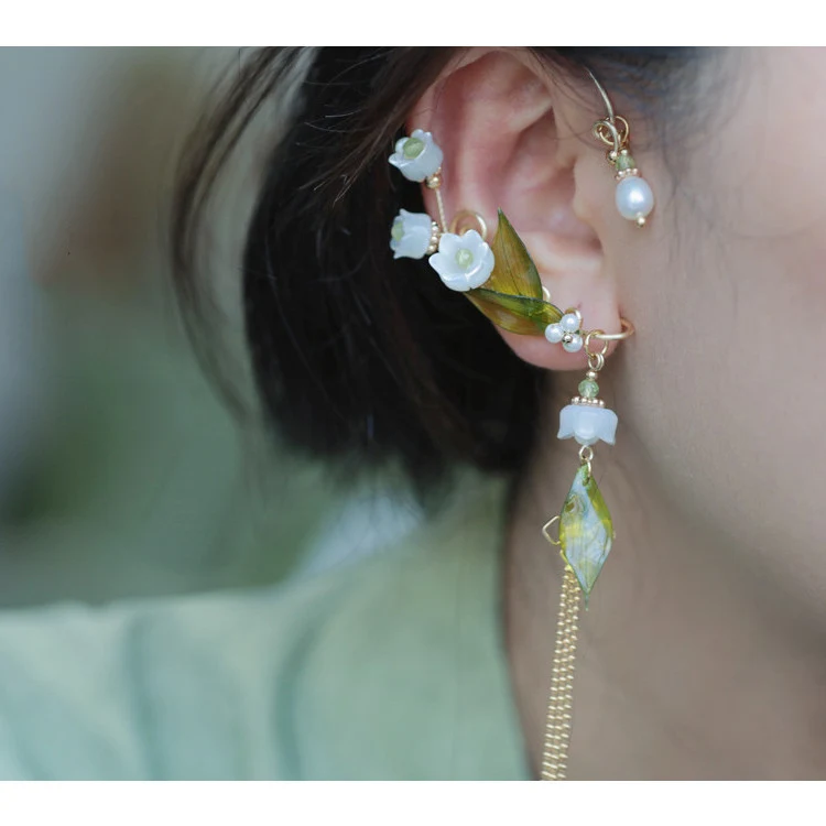 Boucles d'oreilles crochet Niche Sweet à pompons sans perçage, élégantes et tendances. Faciles à porter, pour un look sophistiqué sans trou.