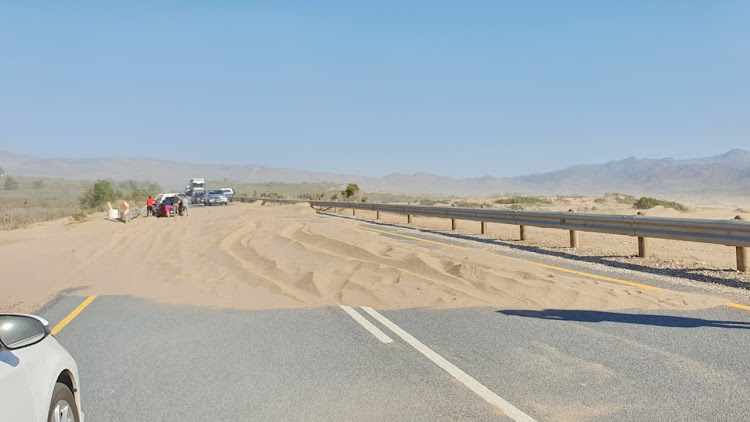 Several cars were stuck after a sandstorm hit Villiersdorp in the Western Cape on Sunday morning.