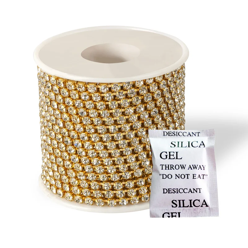 Catena di strass a griffe chiuse saldata e galvanizzata. Brillante e resistente, perfetta per gioielli e decorazioni creative.
