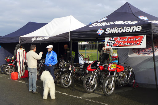 Machines et Moteurs dans le paddock des machines Anglaises.