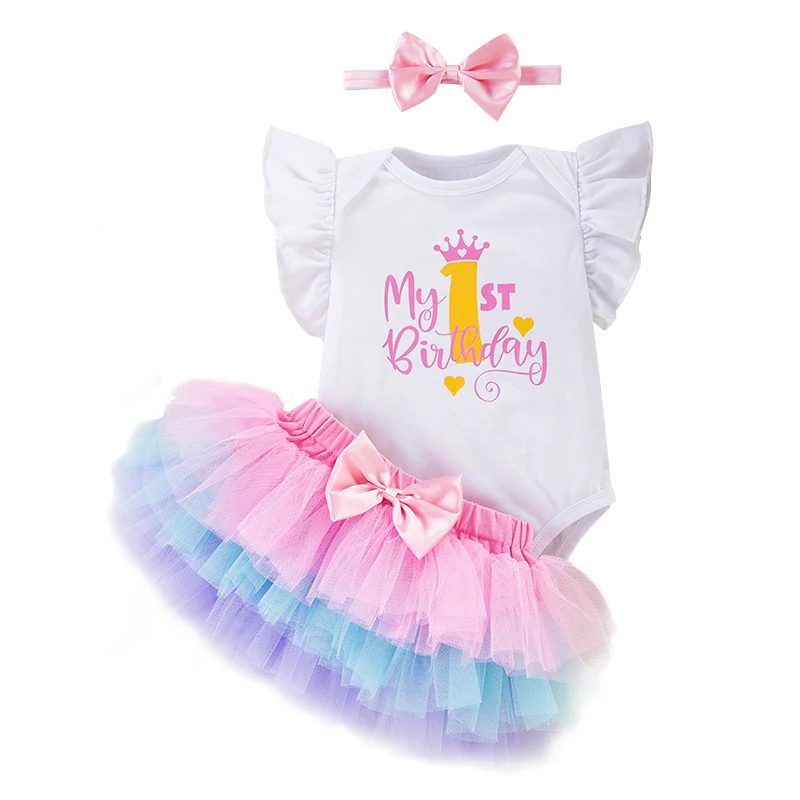 Ensemble trois pièces pour filles, manches à volants et six couches duveteuses, parfait pour jouer et être adorable avec style et confort.