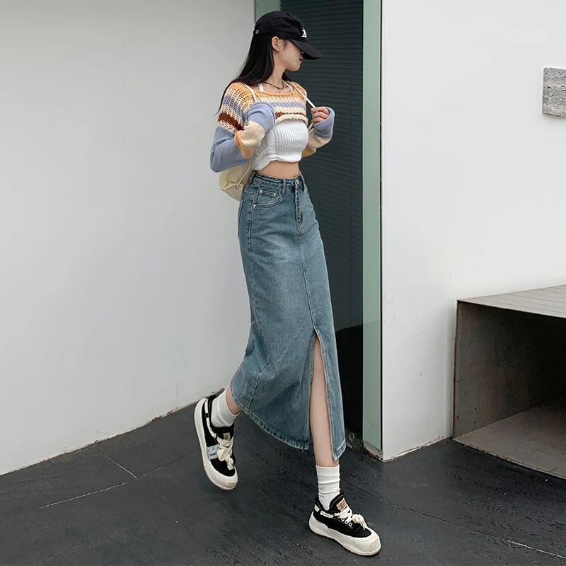 Jean en denim mi-long pour femme, taille haute, coupe ample et fendu, parfait pour un look décontracté et tendance.