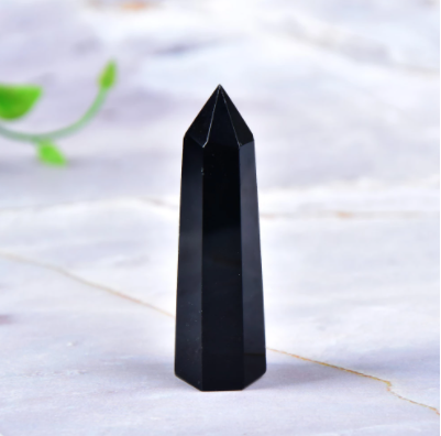 Natürliche Obsidian-Kristallsäulen-Dekoration, verschiedene Spezifikationen und Stile, direkt vom Hersteller, für stilvolle Wohn- und Bürodekoration.