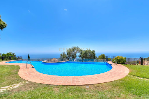 Maison avec piscine et jardin 1