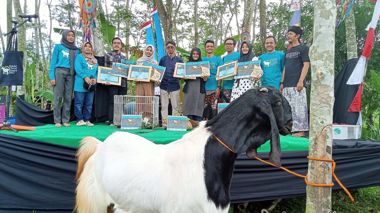 Kambing di antara para pemenang dan Ketua Juri Kendal Novel Award. (Foto: Dok. pribadi penulis)