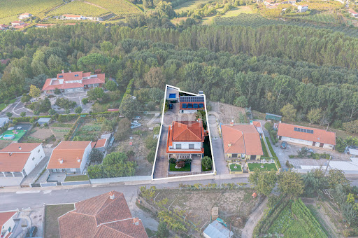 Maison avec piscine et jardin 4