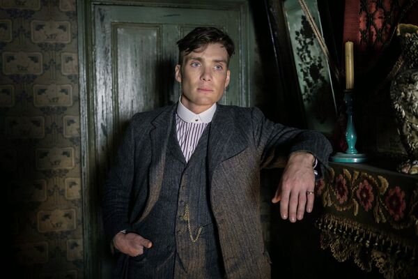 Tommy Shelby với phong cách áo sơ mi cổ tròn phá cách