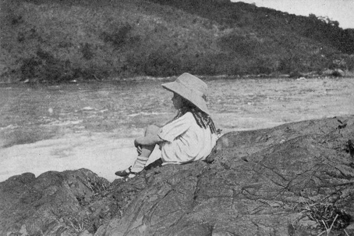 800px-Alice_at_river