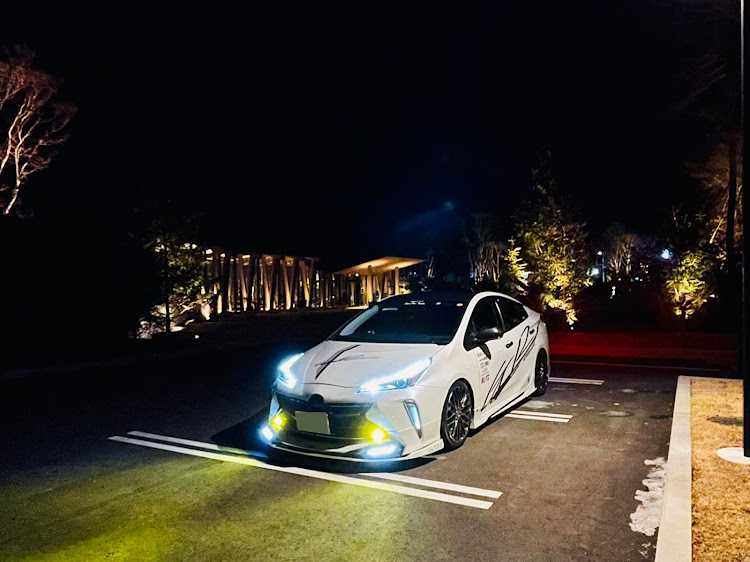 プリウスのいつもイイネ&コメントありがとうございます🙇‍♂️・軽井沢プリンス通り・イルミネーションとコラボ・ワンオフヘッドライトに関するカスタム事例の投稿画像3枚目