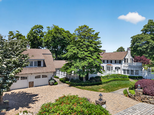 Luxury property for sale in Stonington (United States) - White house with wooded garden