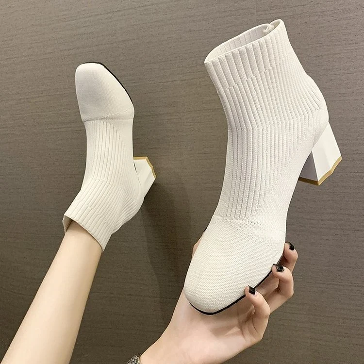 Botas de manga com bico quadrado, salto grosso e tecido de malha voadora. Conforto e elegância para seus pés. Ideal para o dia a dia.