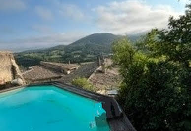 Maison avec piscine et jardin 5