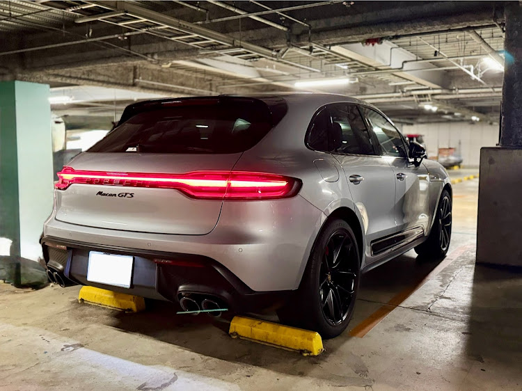 マカンの斜め45度後方の美学・ポルシェ・マカンGTS・駐車場・テールランプに関するカスタム事例の投稿画像1枚目