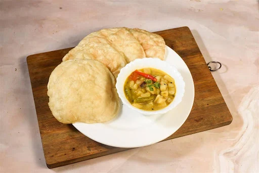 Luchi [4 Pieces] With Sada Aloo Tarkari