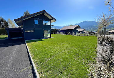 Contemporary house with garden 2