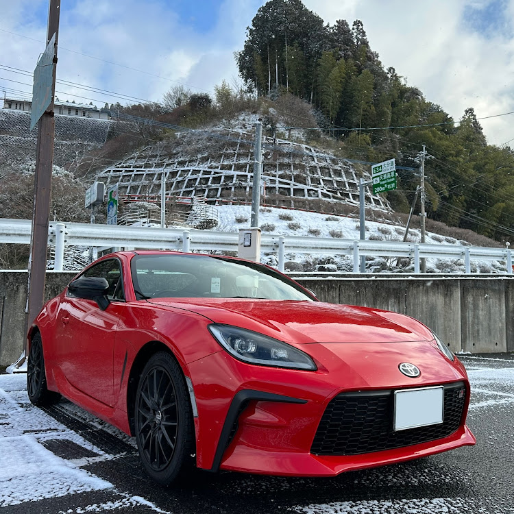 GR86のいいね！&コメントありがとうございます！・スパークレッド・GR86・雪コラボ・寒いよ…に関するカスタム事例の投稿画像1枚目