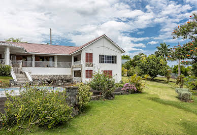 Villa with garden 3