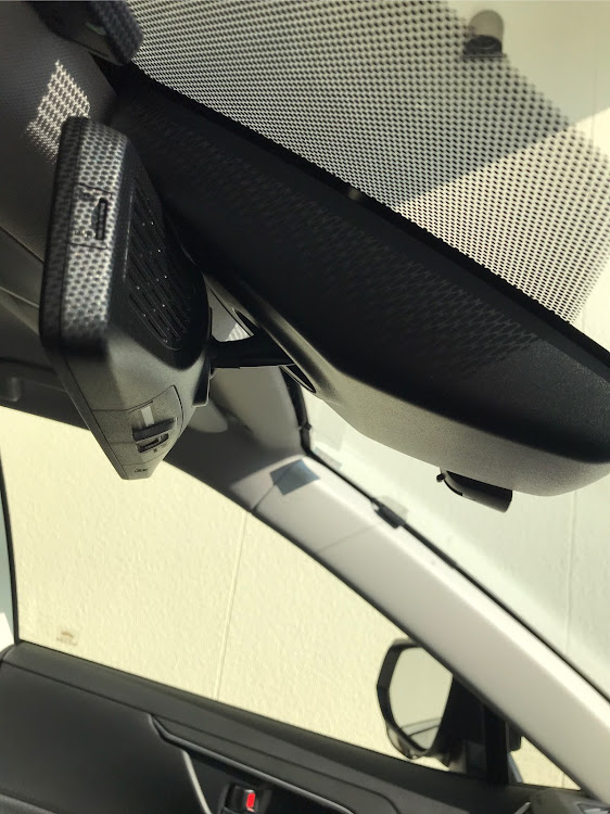 RAV4のデジタルインナーミラー型ドラレコ・DIYに関するカスタム事例の投稿画像2枚目