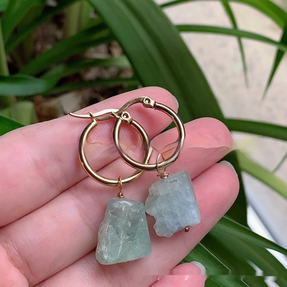 Boucles d'oreilles en cristal naturel carré brut, acier titane, forme irrégulière minérale. Pour un look unique et naturel.