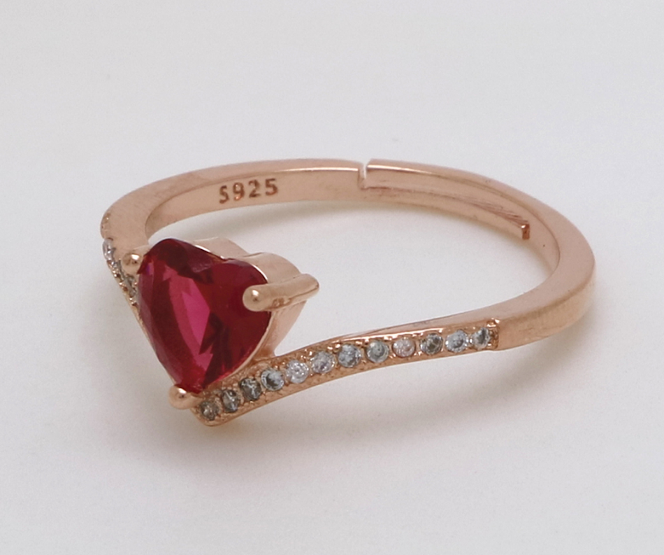 Natural heart-cut red garnet ring. A stunning symbol of love and passion, perfect for a special gift or everyday wear.