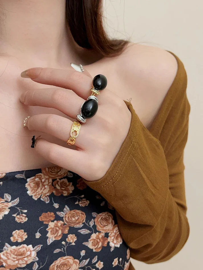 Bague Double Rétro Française en Agate Noire pour Femme, Métal Haut de Gamme, Luxe Léger et Tendance, Anneau Jumeau pour un Style Chic