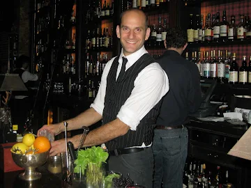 things-to-look-for-in-a-good-sports-bar-Hot Bartenders