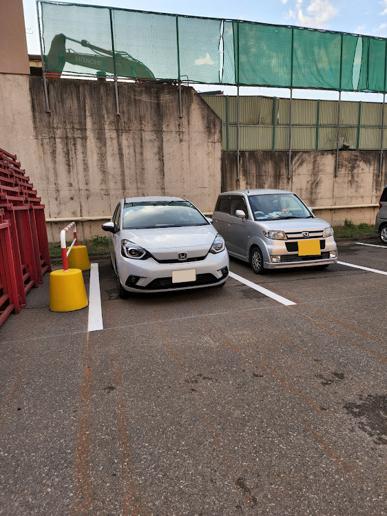 フィットの自宅の駐車場・ホンダロジスティックス狭山ロジスティックスセンター・ホンダロジスティックス川越物流センター・アイビーエスアウトソーシング株式会社入間営業所に関するカスタム事例の投稿画像1枚目