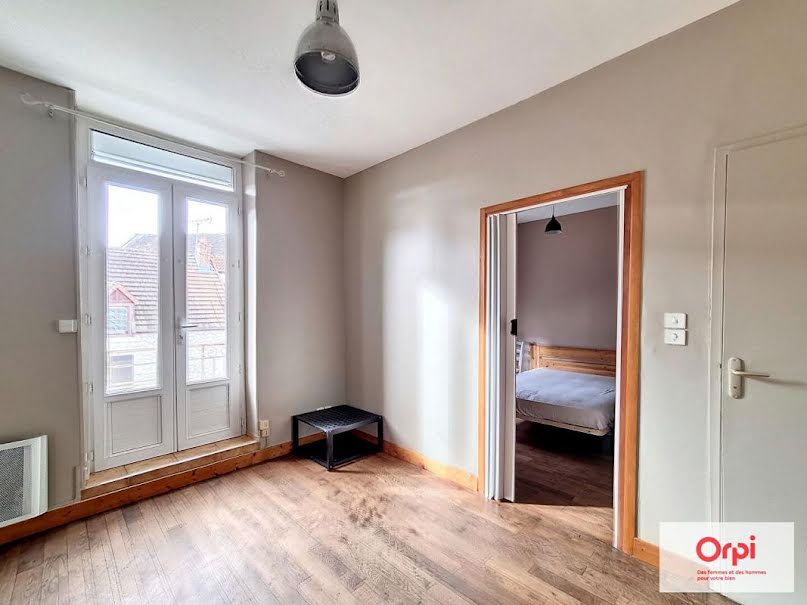 Location  appartement 2 pièces 30 m² à Montmarault (03390), 345 €