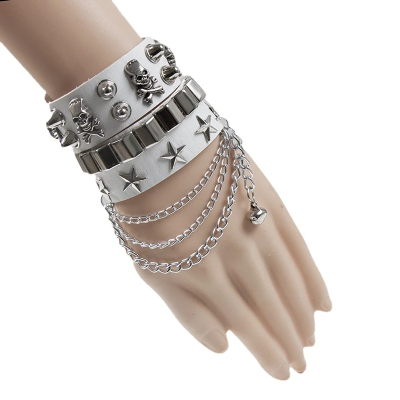 Punk Leder Armband mit Totenkopf, Nieten, Pentagramm – Breite Ausführung für Individualisten. Ein Statement-Armband mit Persönlichkeit.