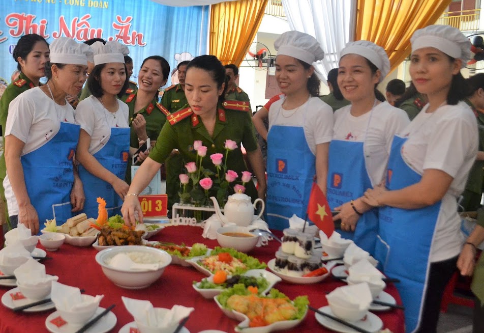 Hội viên nhiệt tình tham gia trong một hội thi do Hội Phụ nữ Công an TP Vinh phát động