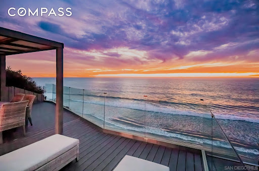 Deck with ocean view, sunset in this luxury house for sale in Encinitas ($5,995,000 - 206 m²)