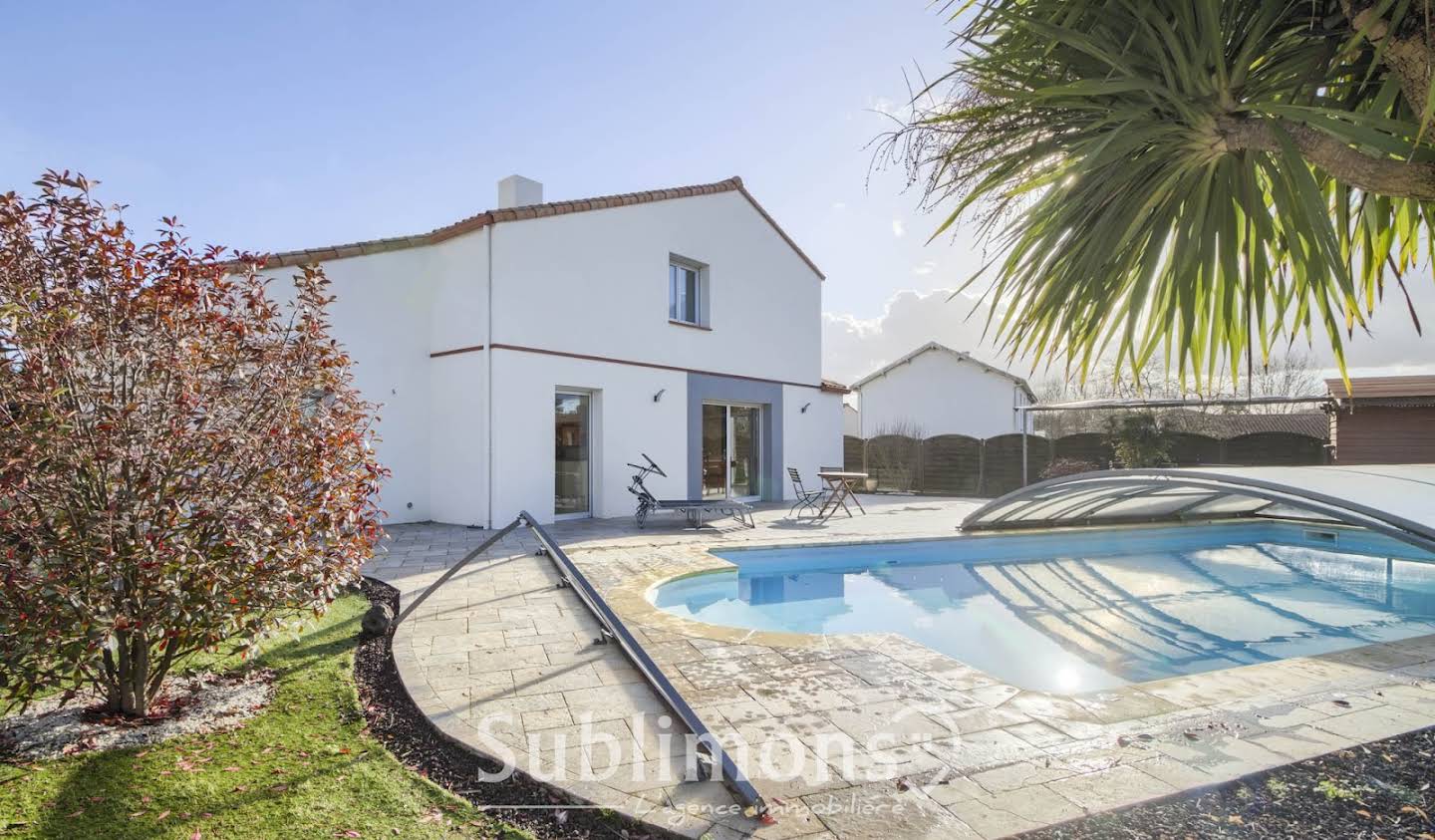 House with pool Saint-Julien-de-Concelles