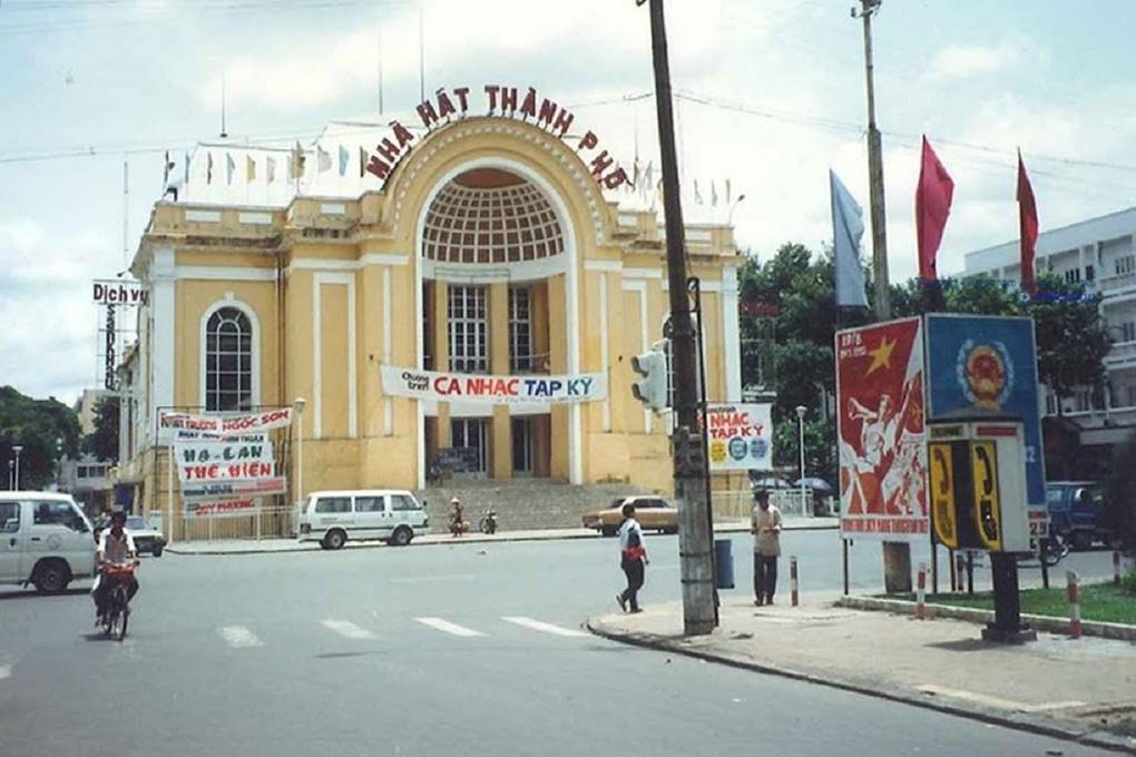 Đời sống giải trí của người dân Sài Gòn cách đây gần 30 năm khá đa dạng, trong hình là Nhà hát Thành phố được chụp năm 1992 với rất nhiều băng rôn chương trình ca nhạc được quảng cáo.