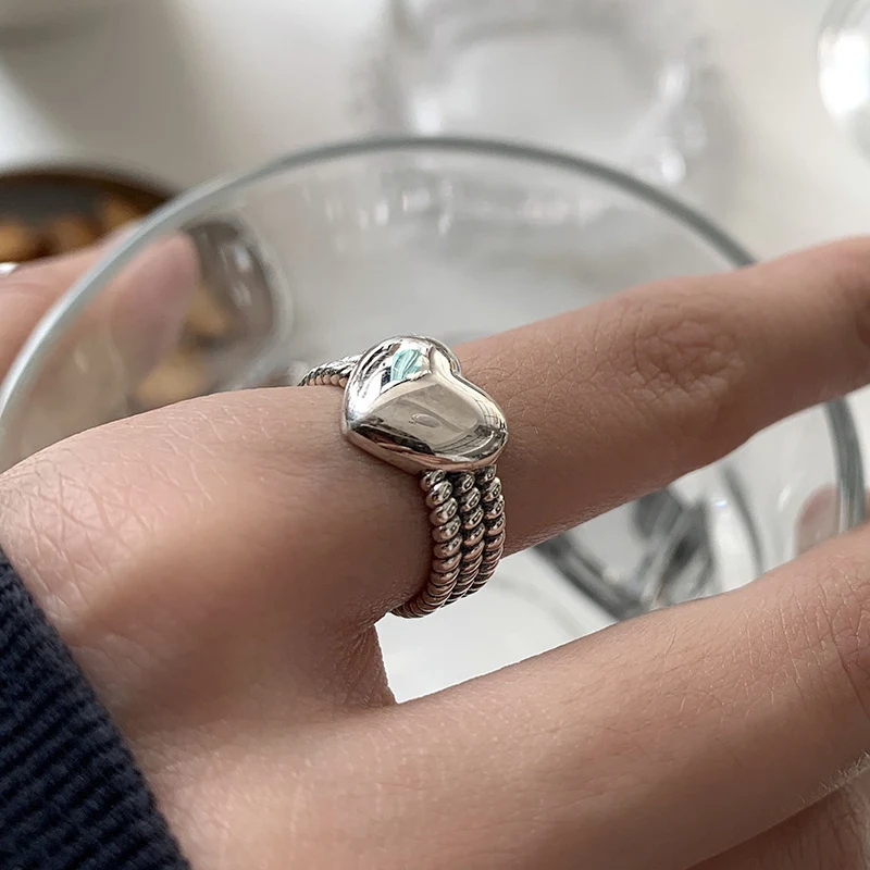 Bague Argent Pur pour femme, forme cœur creux, style rétro, un bijou élégant pour accessoiriser vos tenues et affirmer votre personnalité.