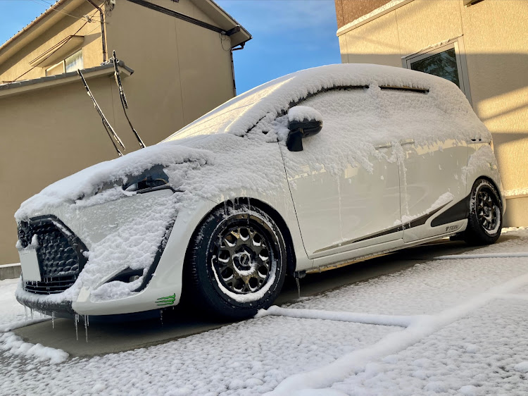 シエンタの大寒波到来・雪が積もった・雪・車検なんて無くなればいいのに😟・デイトナM9に関するカスタム事例の投稿画像1枚目